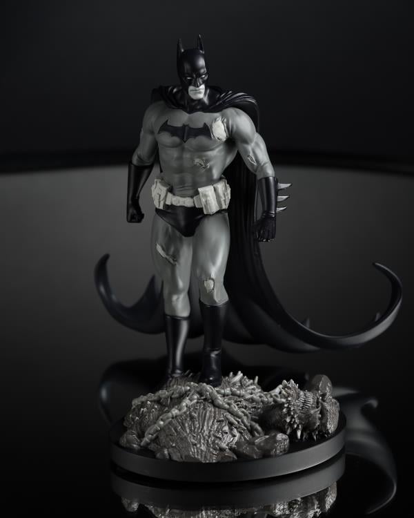 Dark Crisis Batman Black and White Batman 1/10 Scale Limited Edition Statue (Bjorn Barends) Gallery Image 6