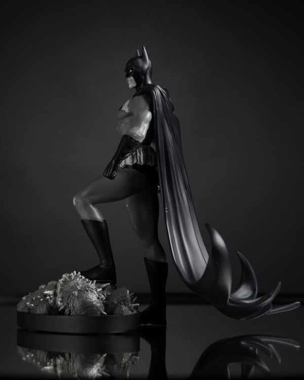 Dark Crisis Batman Black and White Batman 1/10 Scale Limited Edition Statue (Bjorn Barends) Gallery Image 7