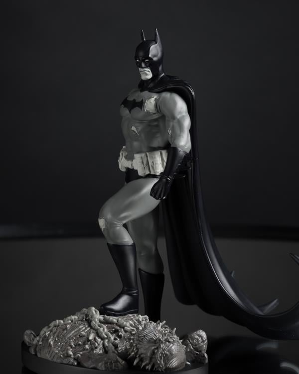Dark Crisis Batman Black and White Batman 1/10 Scale Limited Edition Statue (Bjorn Barends) Gallery Image 5