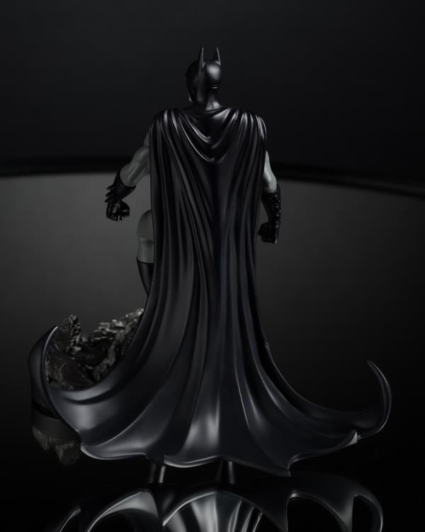 Dark Crisis Batman Black and White Batman 1/10 Scale Limited Edition Statue (Bjorn Barends) Gallery Image 8