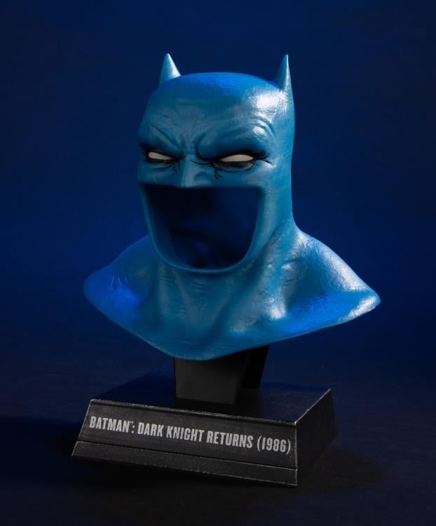 Batman: The Dark Knight Returns Batman Cowl 1/3 Scale Replica Gallery Image 4