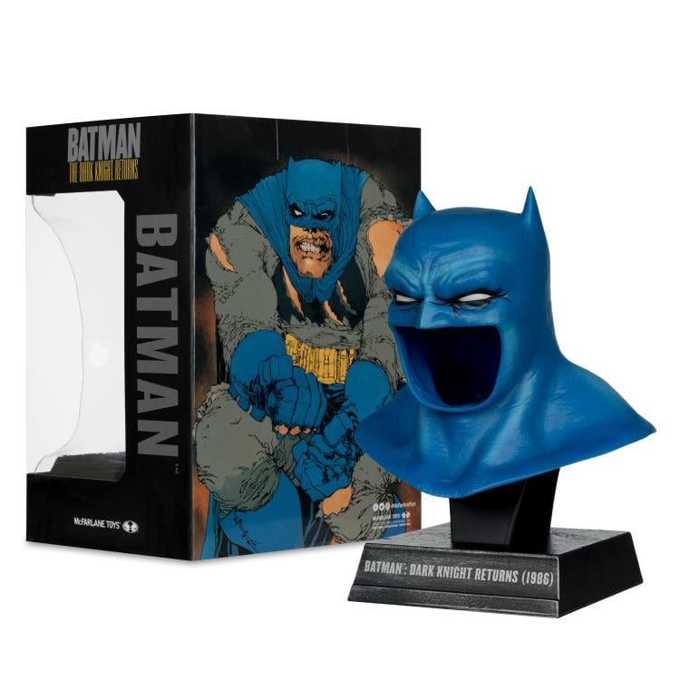 Batman: The Dark Knight Returns Batman Cowl 1/3 Scale Replica Gallery Image 12