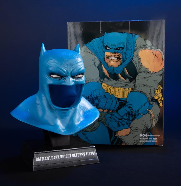 Batman: The Dark Knight Returns Batman Cowl 1/3 Scale Replica Gallery Image 6