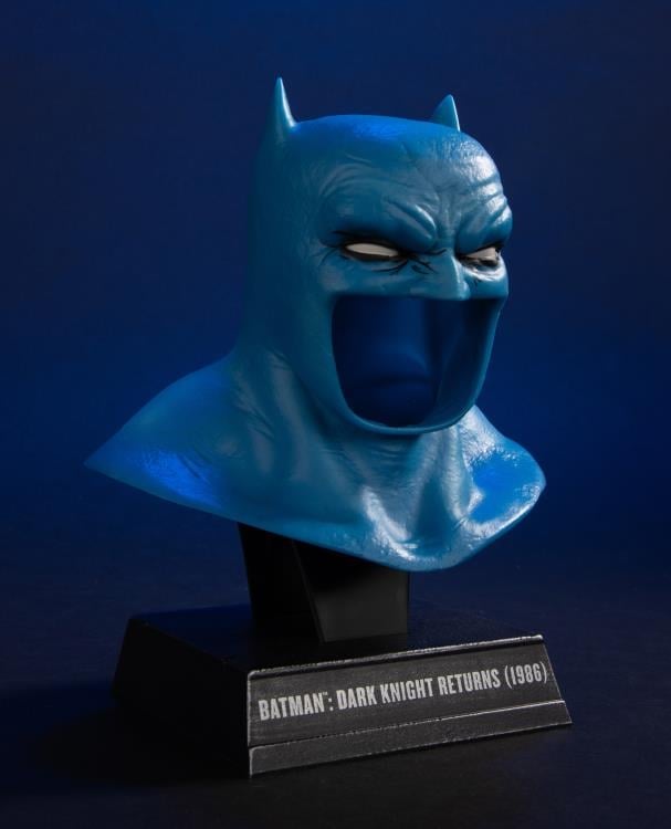Batman: The Dark Knight Returns Batman Cowl 1/3 Scale Replica Gallery Image 5