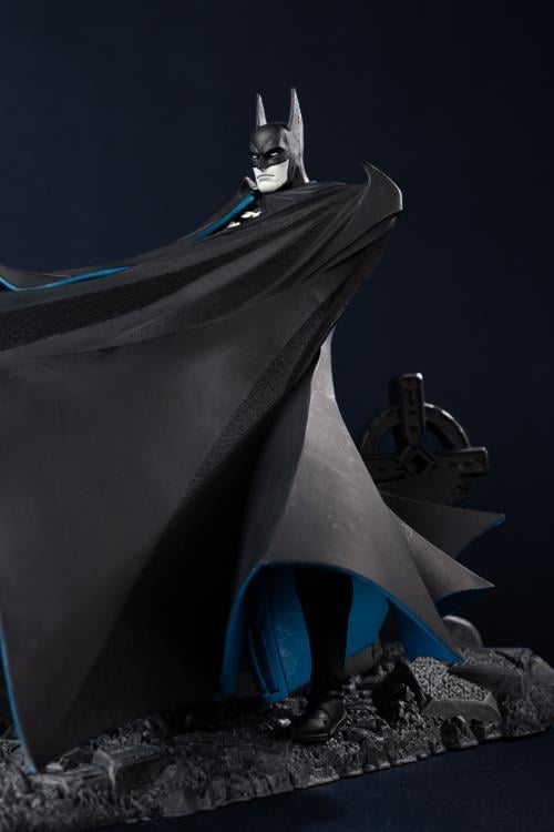 Batman: Year Two DC Multiverse Gold Label Batman BBTS Exclusive Limited Black & White Accent Edition Action Figure Gallery Image 8
