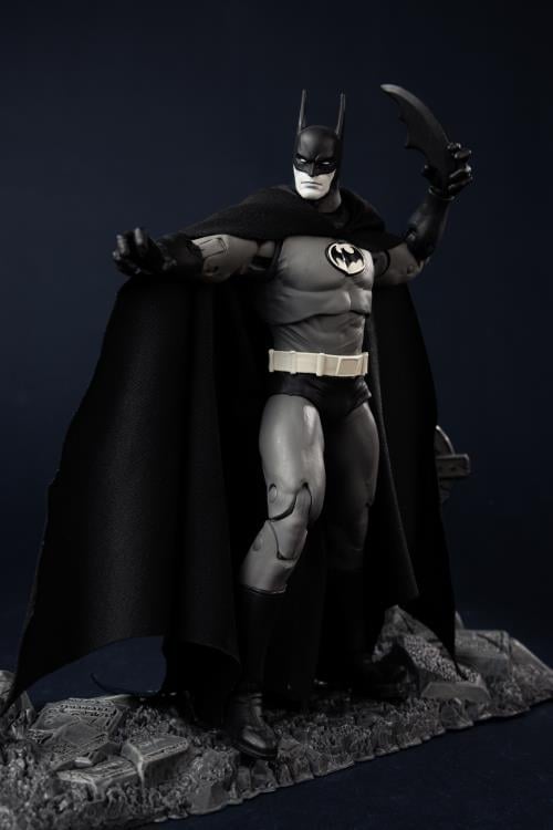 Batman: Year Two DC Multiverse Gold Label Batman BBTS Exclusive Limited Black & White Accent Edition Action Figure Gallery Image 11