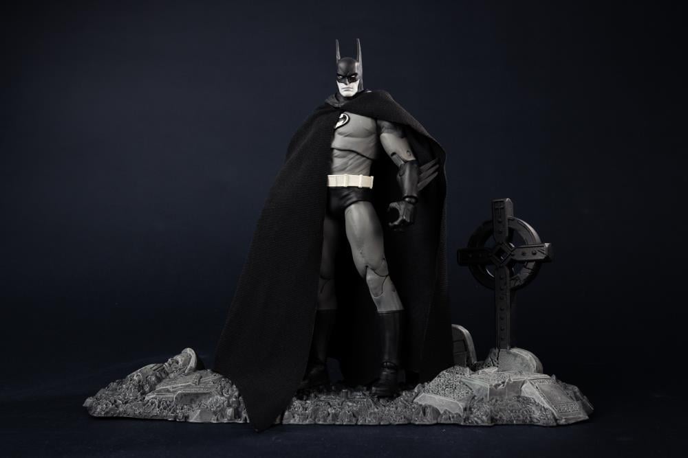 Batman: Year Two DC Multiverse Gold Label Batman BBTS Exclusive Limited Black & White Accent Edition Action Figure Gallery Image 9