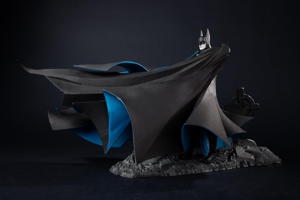 Batman: Year Two DC Multiverse Gold Label Batman BBTS Exclusive Limited Black & White Accent Edition Action Figure Gallery Image 7