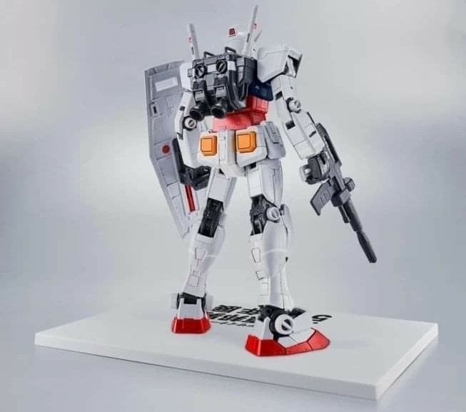Mobile Suit Gundam RG RX-78-2 Gundam (Okawara Kunio 50th Anniversary Exhibition Ver.) 1/144 Scale Model Kit Gallery Image 4