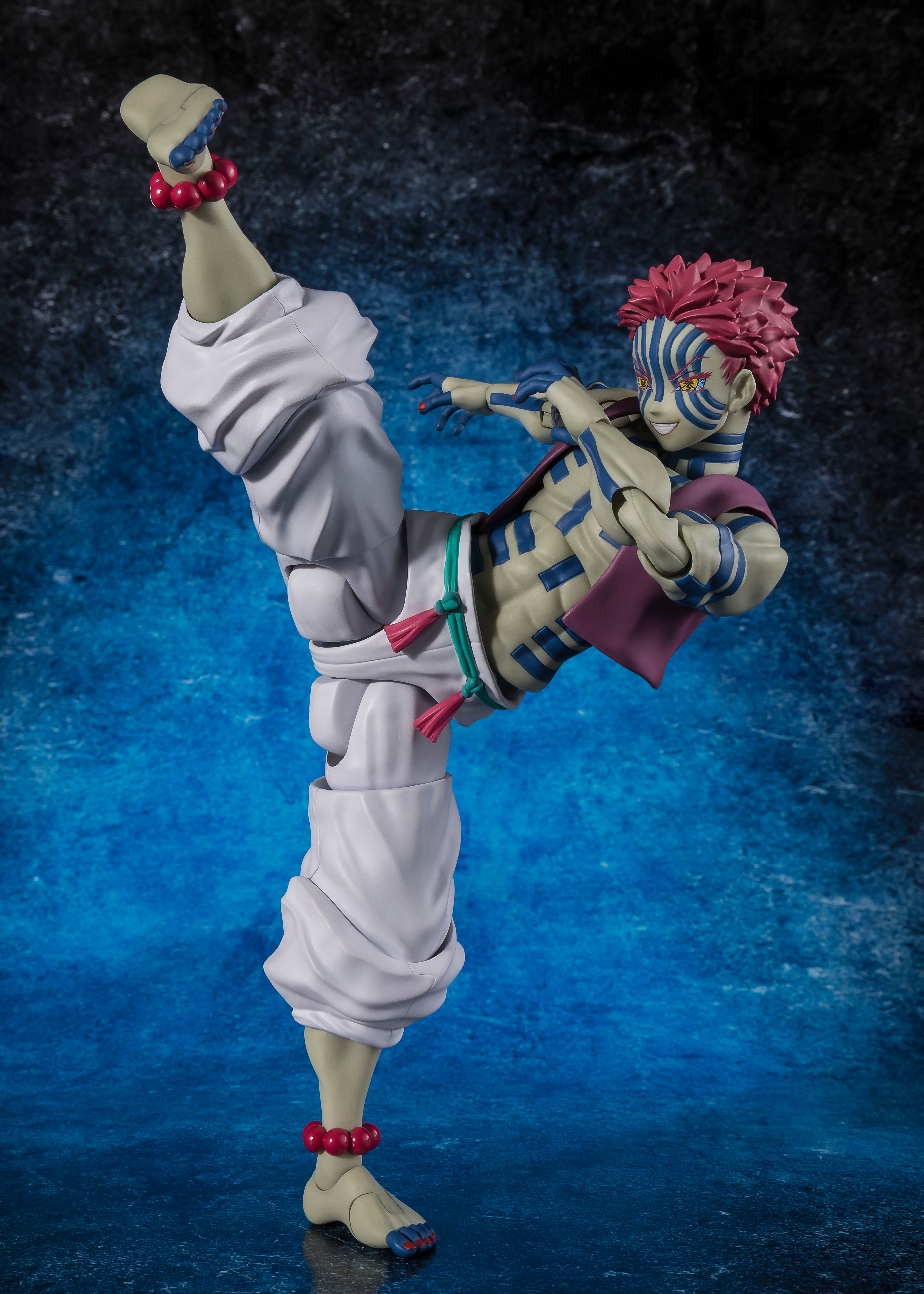 Demon Slayer: Kimetsu no Yaiba S.H.Figuarts Akaza Action Figure Gallery Image 4