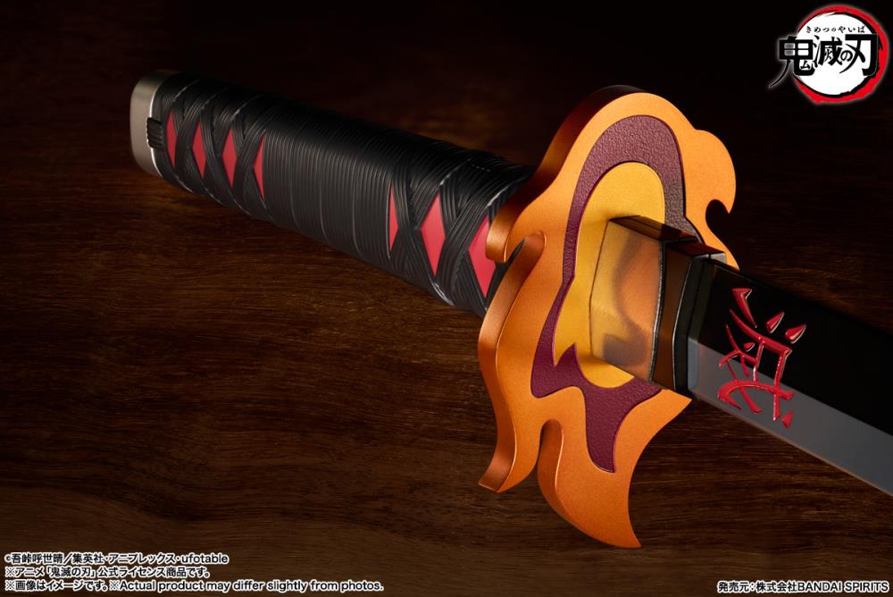 Demon Slayer: Kimetsu no Yaiba Proplica Tanjiro Kamado (Kyojuro Rengoku's Sword Guard Ver.) Nichirin Sword Gallery Image 6