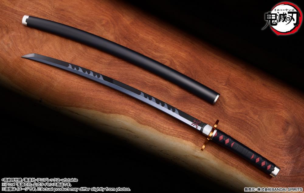 Demon Slayer: Kimetsu no Yaiba Proplica Tanjiro Kamado (Kyojuro Rengoku's Sword Guard Ver.) Nichirin Sword Gallery Image 3