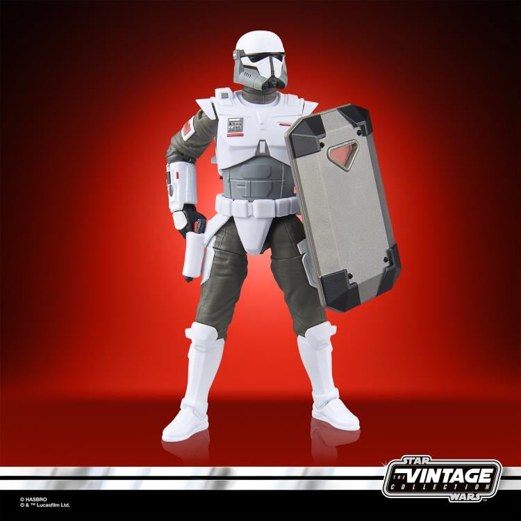 Star Wars: The Vintage Collection Imperial Armored Commando (The Mandalorian) Deluxe Action Figure Gallery Image 5