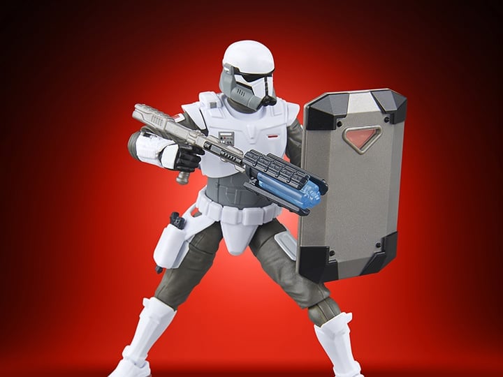 Star Wars: The Vintage Collection Imperial Armored Commando (The Mandalorian) Deluxe Action Figure Gallery Image 1