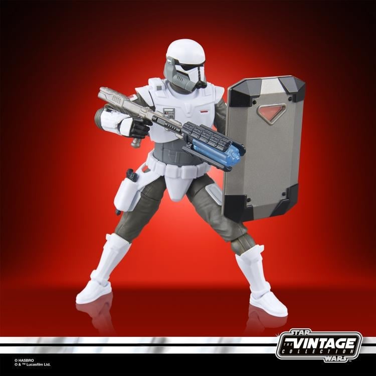 Star Wars: The Vintage Collection Imperial Armored Commando (The Mandalorian) Deluxe Action Figure Gallery Image 3