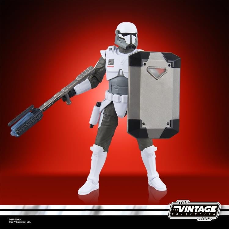 Star Wars: The Vintage Collection Imperial Armored Commando (The Mandalorian) Deluxe Action Figure Gallery Image 4