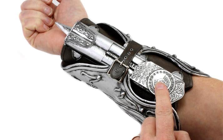 Assassin's Creed Brotherhood The Hidden Blade of Ezio Auditore Prop Replica Gallery Image 4