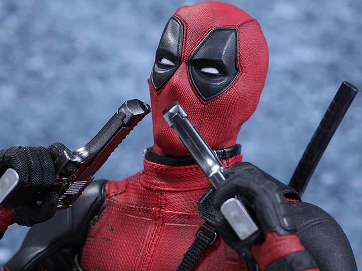 Deadpool MMS347 Deadpool 1/6th Scale Collectible Figure Gallery Image 1