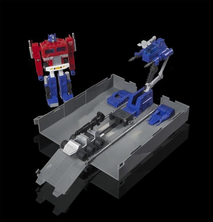 Transformers 40th Anniversary Optimus Prime (Retro G1) Action Figure Gallery Image 11