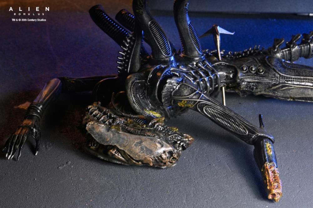 Alien: Romulus Suspended Lab Xenomorph XX121 Deluxe Action Figure