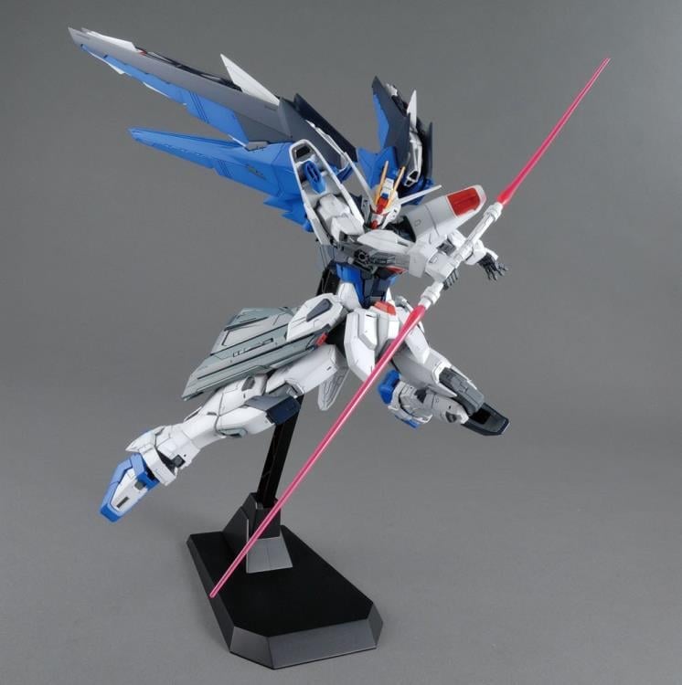 Mobile Suit Gundam SEED MG Freedom Gundam 2.0 1/100 Scale Model Kit Gallery Image 7