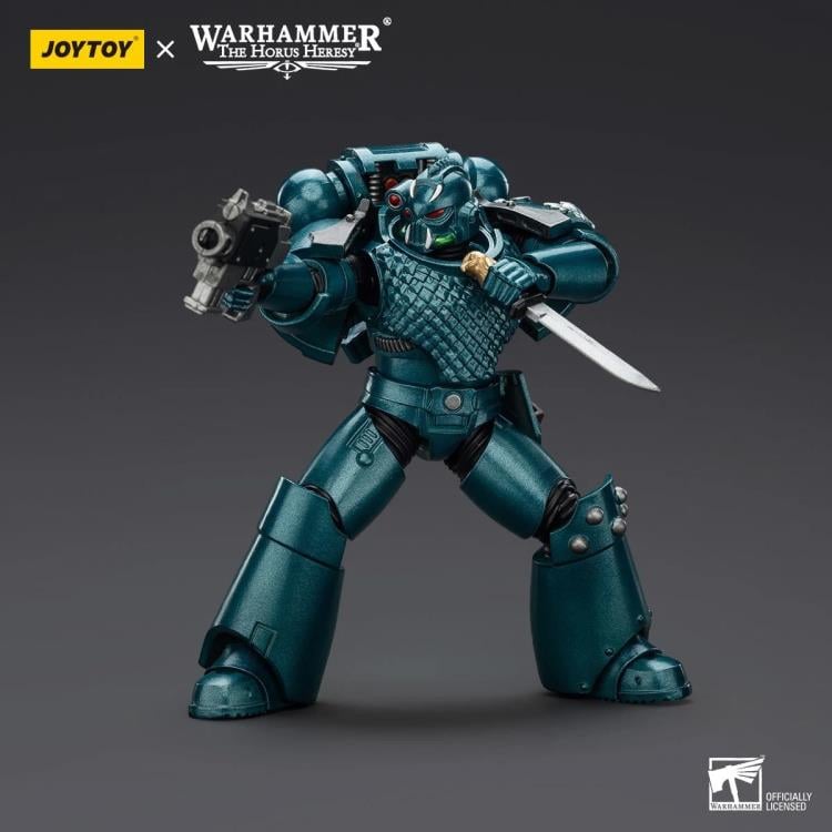 Warhammer: The Horus Heresy Alpha Legion Headhunter with Banestrike Combi-Bolter and Power Dagger 1/18 Scale Action Figure Gallery Image 4