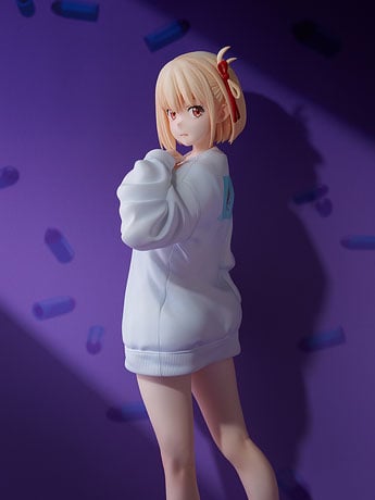 Lycoris Recoil Chisato Nishikigi (Oversized Sweatshirt Ver.) 1/7 Scale Figure Gallery Image 2