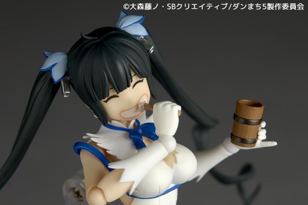Is It Wrong to Try to Pick Up Girls in a Dungeon? Revoltech NR089 Hestia Action Figure Gallery Image 9