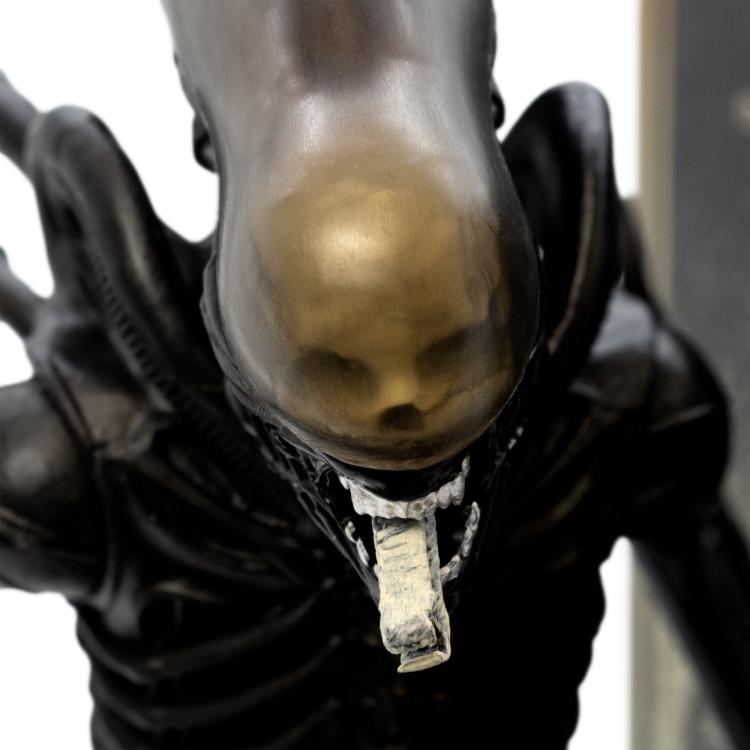 Alien Big Chap Xenomorph 9" Deluxe Vinyl Statue Gallery Image 7
