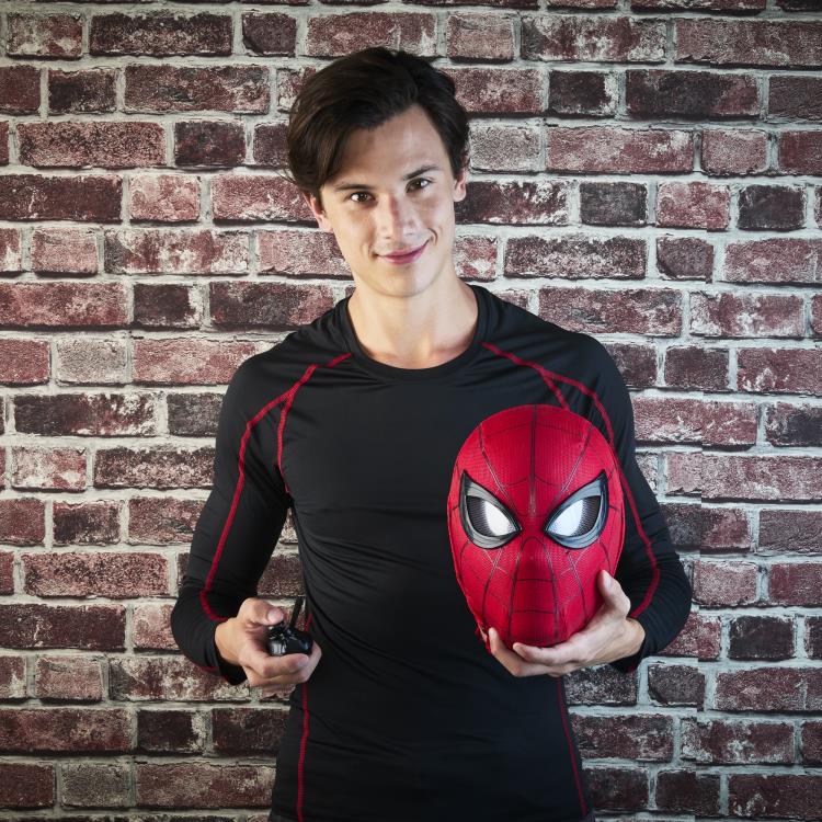 Spider-Man: Homecoming Marvel Legends Spider-Man 1:1 Scale Wearable Electronic Expressive Mask Gallery Image 17