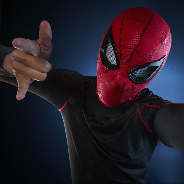 Spider-Man: Homecoming Marvel Legends Spider-Man 1:1 Scale Wearable Electronic Expressive Mask Gallery Image 14