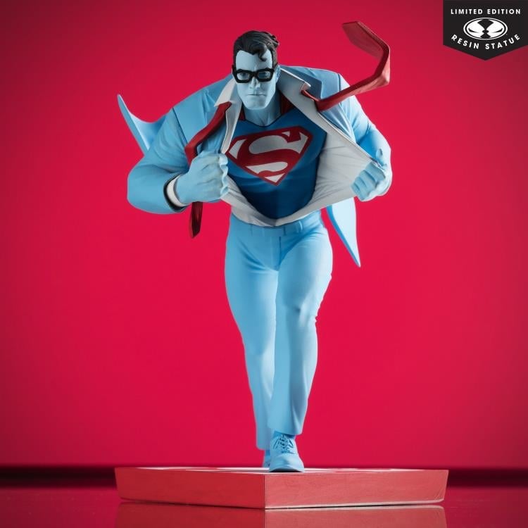 DC Comics Superman Red and Blue 1/10 Scale Limited Edition Statue (Clayton Henry) Gallery Image 3