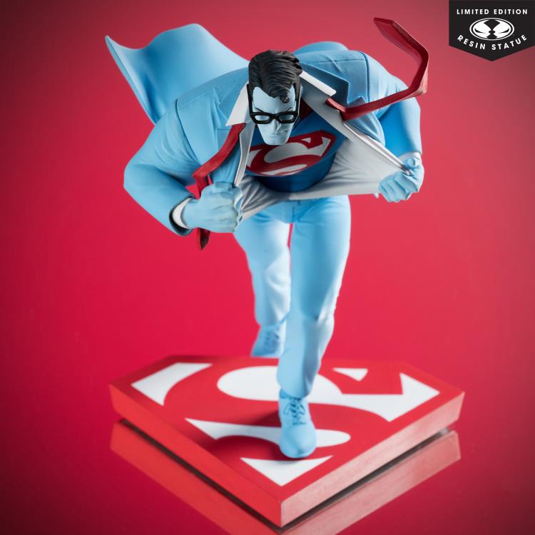 DC Comics Superman Red and Blue 1/10 Scale Limited Edition Statue (Clayton Henry) Gallery Image 5