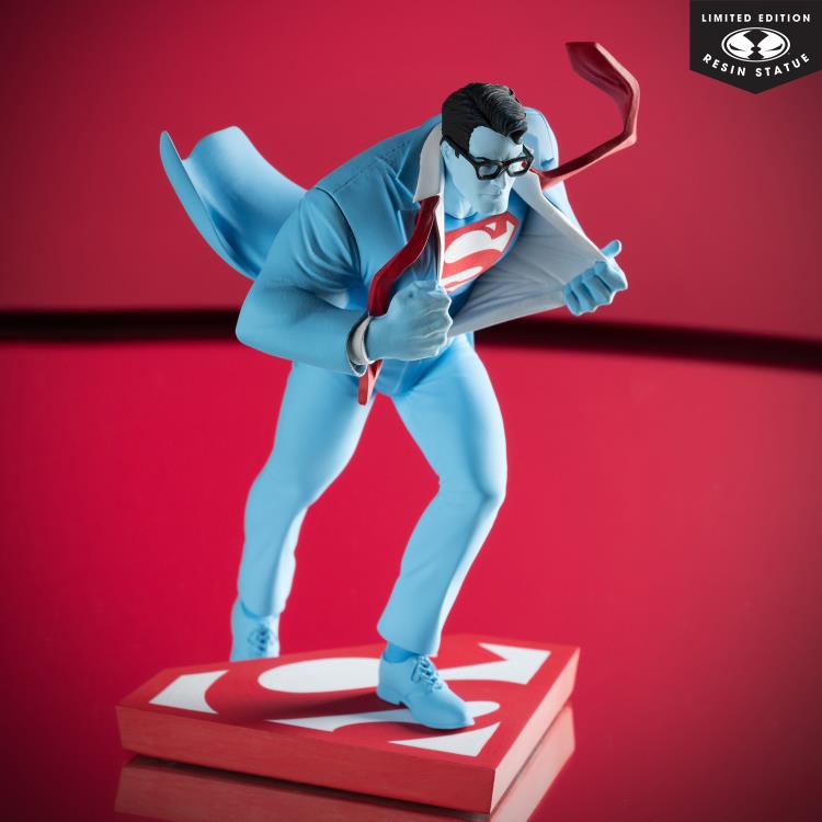 DC Comics Superman Red and Blue 1/10 Scale Limited Edition Statue (Clayton Henry) Gallery Image 4