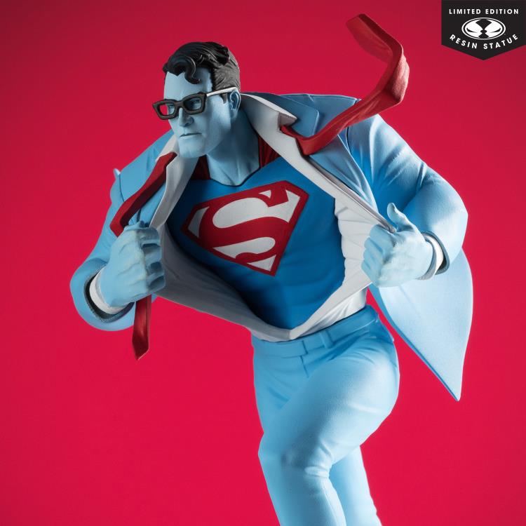 DC Comics Superman Red and Blue 1/10 Scale Limited Edition Statue (Clayton Henry) Gallery Image 6