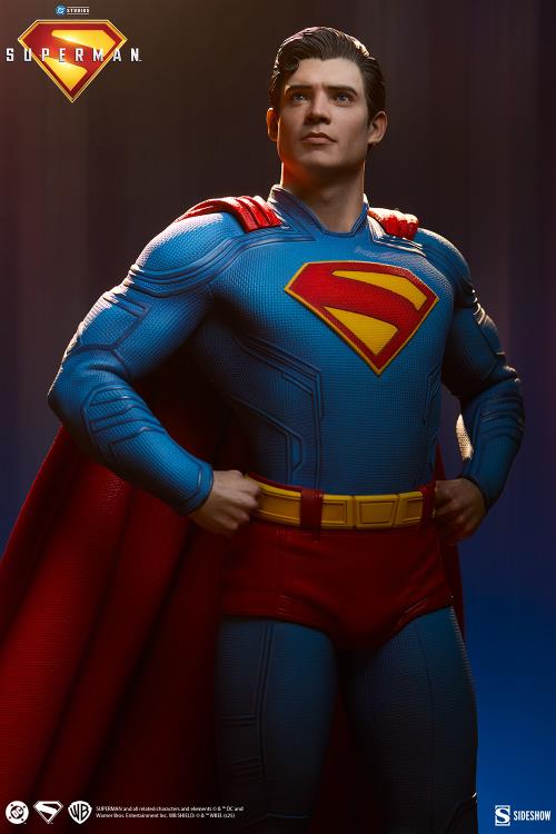 Superman (2025) Premium Format Superman Statue Gallery Image 5