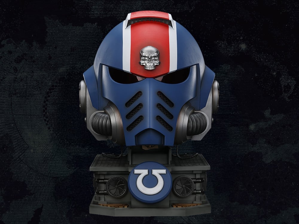 Warhammer 40,000: Space Marine 2 Ultramarines Lieutenant Titus' MKX Wearable Helmet Replica with Display Stand Gallery Image 1