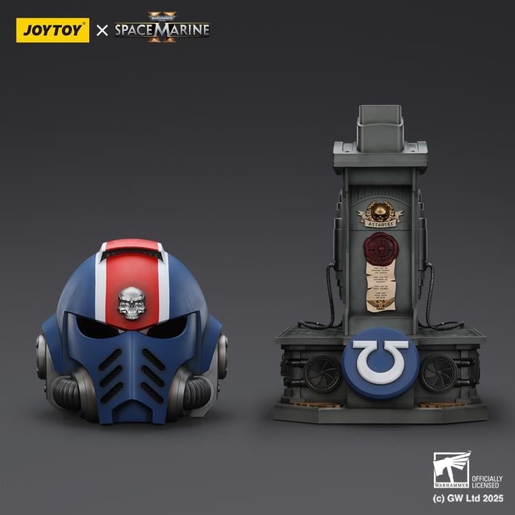 Warhammer 40,000: Space Marine 2 Ultramarines Lieutenant Titus' MKX Wearable Helmet Replica with Display Stand Gallery Image 14