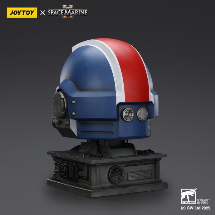Warhammer 40,000: Space Marine 2 Ultramarines Lieutenant Titus' MKX Wearable Helmet Replica with Display Stand Gallery Image 5