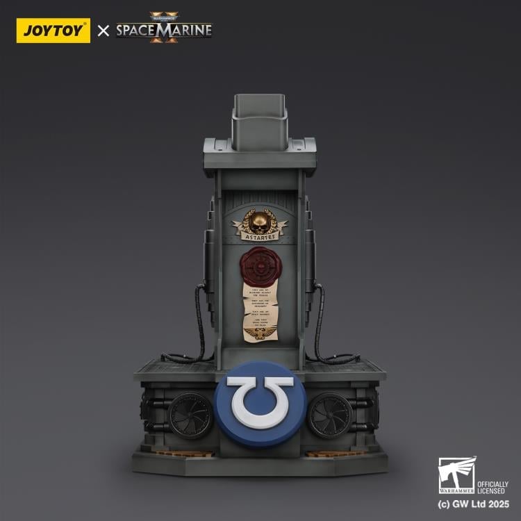 Warhammer 40,000: Space Marine 2 Ultramarines Lieutenant Titus' MKX Wearable Helmet Replica with Display Stand Gallery Image 7