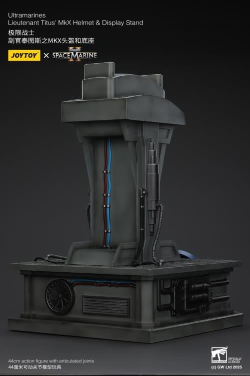 Warhammer 40,000: Space Marine 2 Ultramarines Lieutenant Titus' MKX Wearable Helmet Replica with Display Stand Gallery Image 11