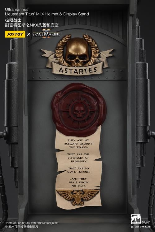 Warhammer 40,000: Space Marine 2 Ultramarines Lieutenant Titus' MKX Wearable Helmet Replica with Display Stand Gallery Image 12