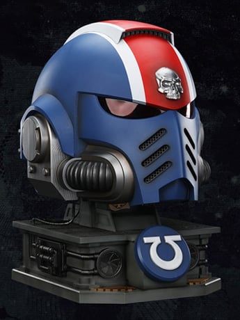 Warhammer 40,000: Space Marine 2 Ultramarines Lieutenant Titus' MKX Wearable Helmet Replica with Display Stand Gallery Image 2