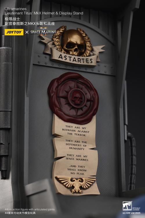 Warhammer 40,000: Space Marine 2 Ultramarines Lieutenant Titus' MKX Wearable Helmet Replica with Display Stand Gallery Image 13