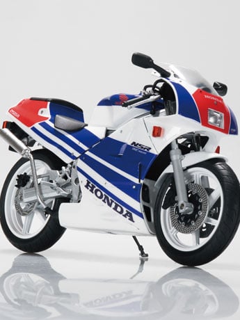 Aoshima Honda NSR250R '89 Ross White x Terra Blue 1/12 Scale Diecast Motorcycle Gallery Image 2