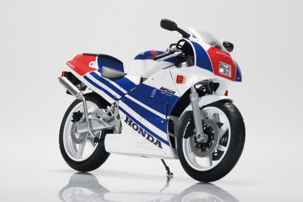 Aoshima Honda NSR250R '89 Ross White x Terra Blue 1/12 Scale Diecast Motorcycle Gallery Image 3