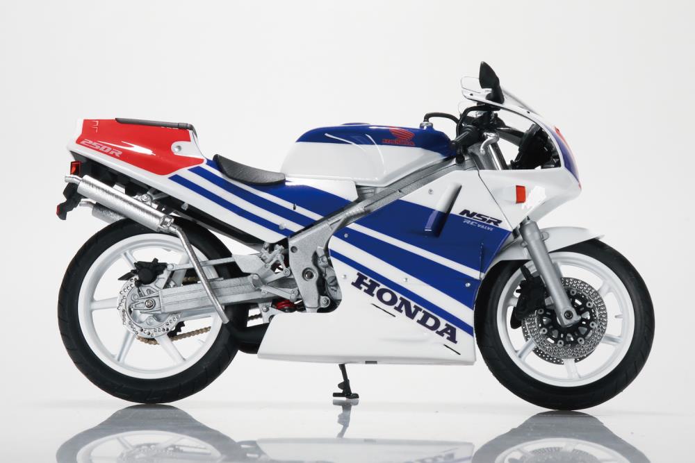 Aoshima Honda NSR250R '89 Ross White x Terra Blue 1/12 Scale Diecast Motorcycle Gallery Image 4