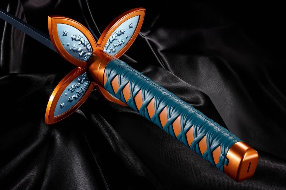 Demon Slayer: Kimetsu no Yaiba Proplica Shinobu Kocho Nichirin Sword Gallery Image 6