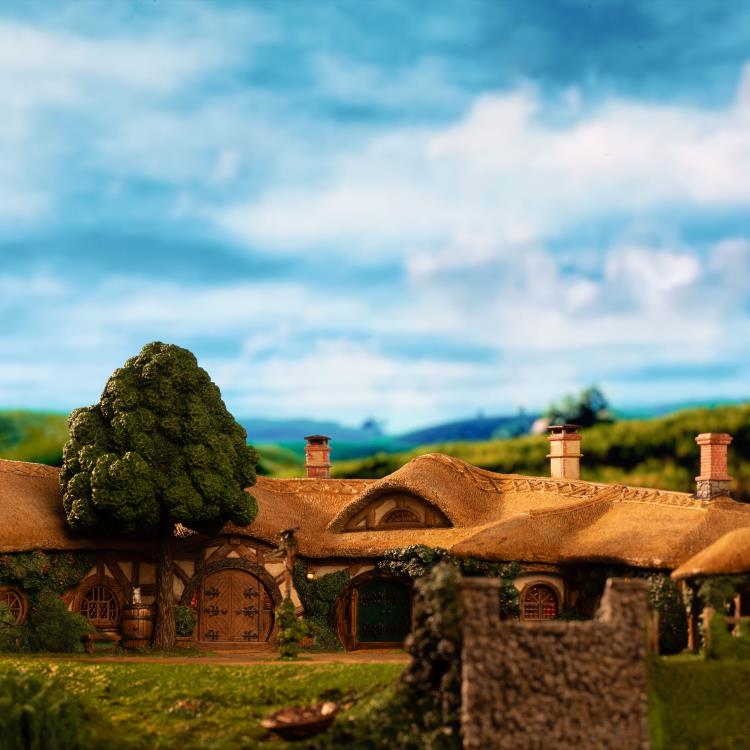 The Lord of the Rings The Green Dragon Inn Limited Edition Diorama Gallery Image 17