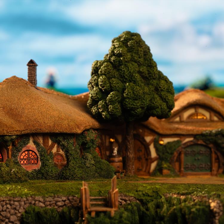The Lord of the Rings The Green Dragon Inn Limited Edition Diorama Gallery Image 19